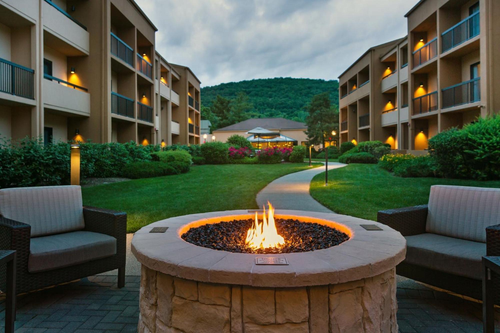 Готель Courtyard By Marriott Мава Екстер'єр фото